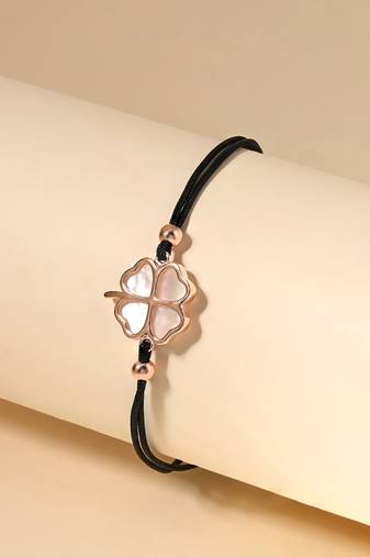 Heart-shaped petal bracelet