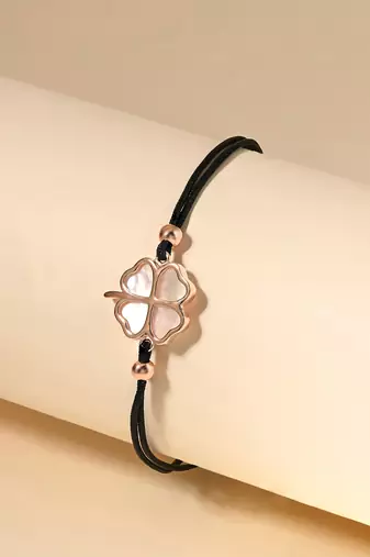 Heart-shaped petal bracelet