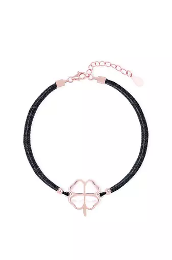 Heart-shaped petal bracelet