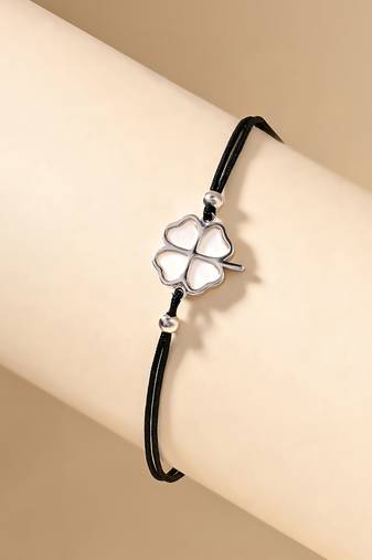 Heart-shaped petal bracelet