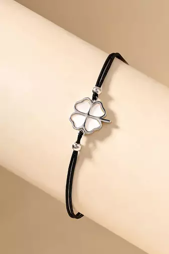 Heart-shaped petal bracelet