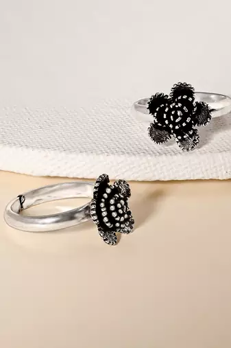 Touch925 oxidised flower toe ring