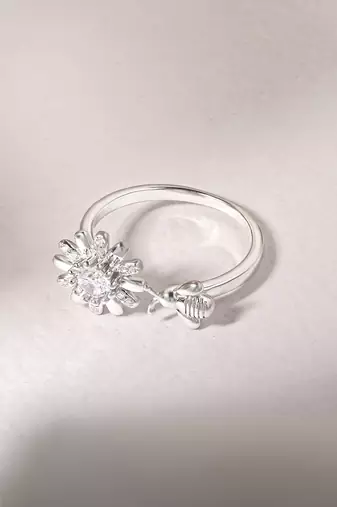 Touch925 bloom & bee silver ring in 925 purity for women