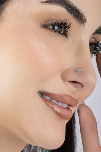 Frosted snowflakes nose pin