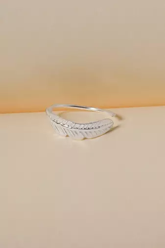 Silver flat leaf nose pin