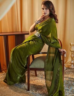 Mahendi women mahendi solid silk blend saree 2