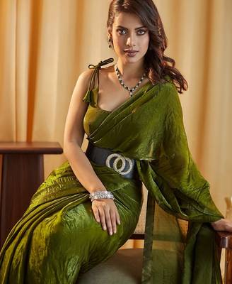 Mahendi women mahendi solid silk blend saree 4