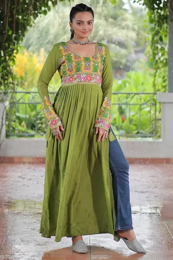 Paroot rayon kutchi gamthi work navratri kurti