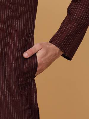 Men maroon pure cotton striped knee length kurta 4