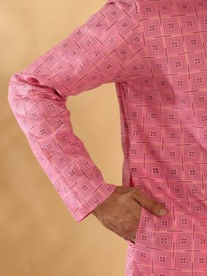 Cotton blend floral printed pink kurta and pyjamas 5