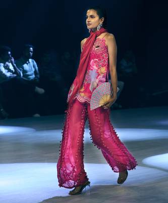 Pink embroidered organza kurta set 2