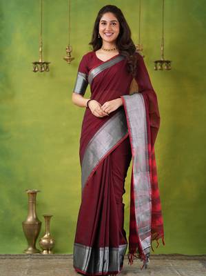 maroon narayanpet woven cotton saree 3