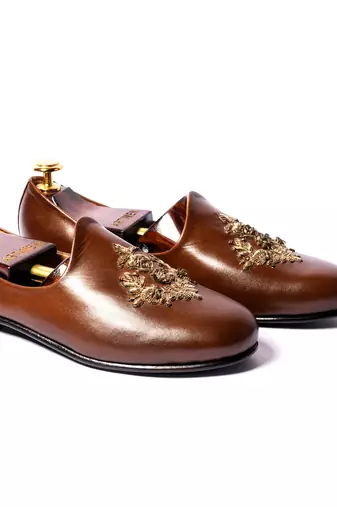 Tan  woven juttis