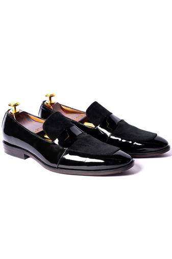 Black solid loafers