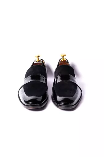 Black solid loafers