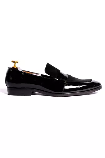 Black solid loafers