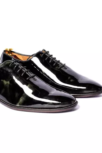 Black solid oxford shoes