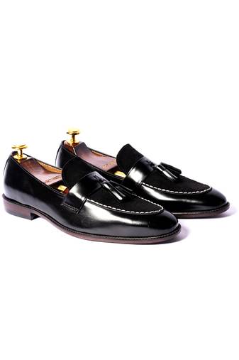 Black solid loafers