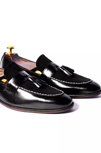 Black solid loafers