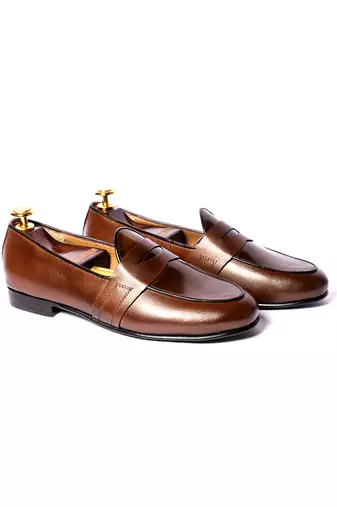 Brown solid loafers