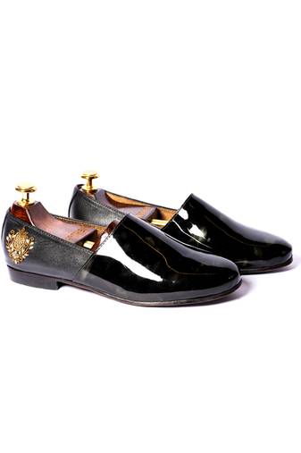 Black solid loafers