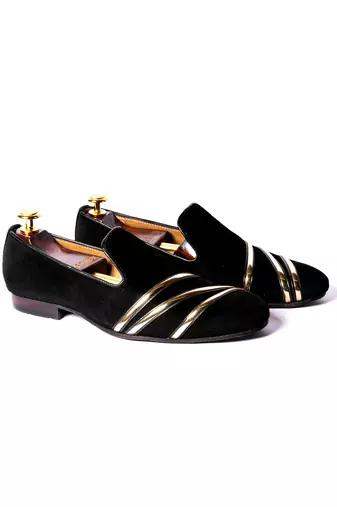 Black solid loafers