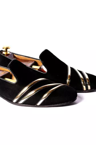 Black solid loafers