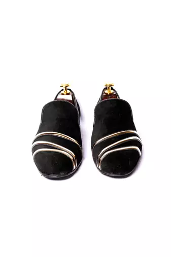 Black solid loafers