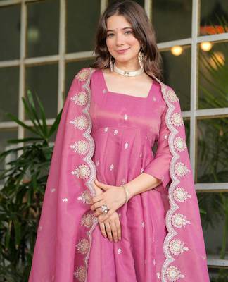 Pink color smart and readymade kurta set for and formal looks 3