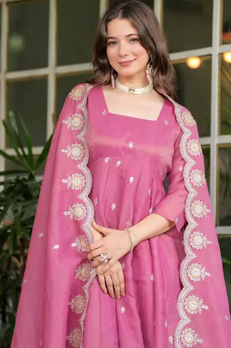 Pink color smart and readymade kurta set for and formal looks