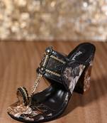 Printed kolhapuri with block heels