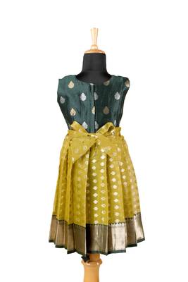 Girls parrot green sevandhi pattu pavadai frocks 2