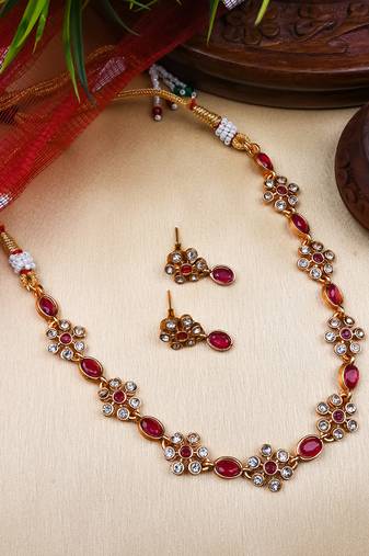 Red kemp studded sleek flower necklace set