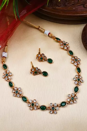 Green kemp studded sleek flower necklace set