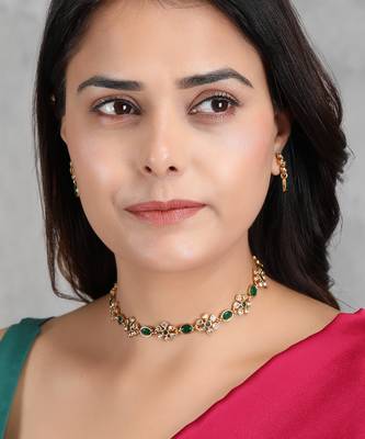Green kemp studded sleek flower necklace set 2