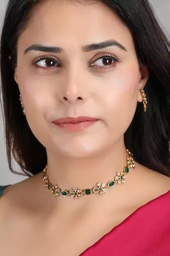 Green kemp studded sleek flower necklace set
