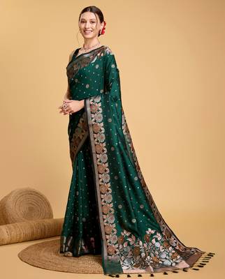 green jacquard saree with blouse piece 2