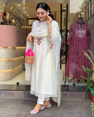 White mirror embroidery chanderi silk kurta set with embroidery organza dupatta for women 3