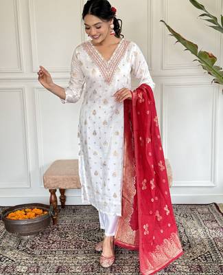 White floral jacquard embroidery silk kurta set with jacquard bandhani dupatta for women 2