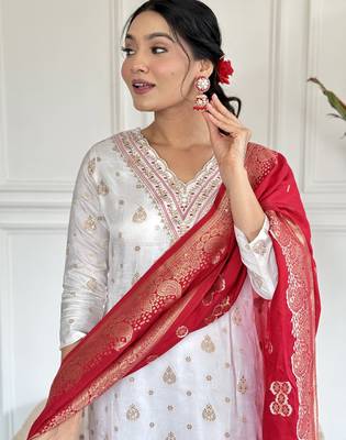 White floral jacquard embroidery silk kurta set with jacquard bandhani dupatta for women 4
