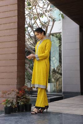 Yellow lawn printed kurta-sets 4