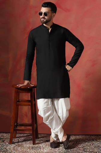 Black cotton blend kurta for men with solid print