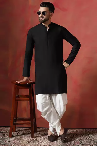 Black cotton blend kurta for men with solid print