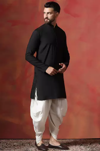 Black cotton blend kurta for men with solid print