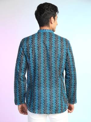 Blue cotton blend short kurta for men with printed design 5