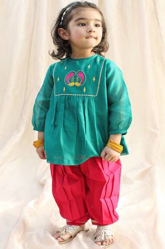 Green embroidered chanderi kurta pyjama