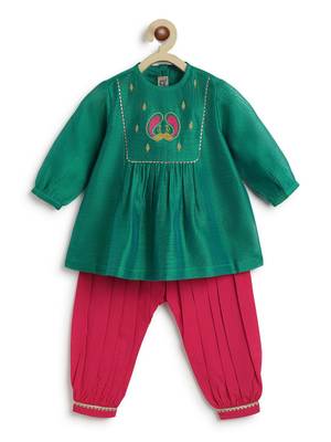 Green embroidered chanderi kurta pyjama 4