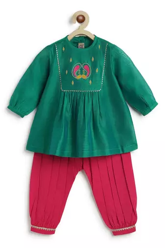 Green embroidered chanderi kurta pyjama