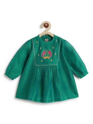 Green embroidered chanderi kurta pyjama 5