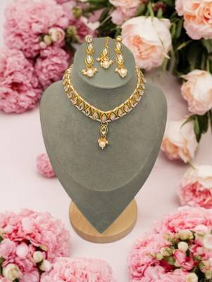 Kundan choker necklace set with earrings and mang tikka | pearl beaded bridal jewelry for women & girls. 1